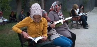 Kadınlar, Hükumet Konağı Önünde Kitap Okudu