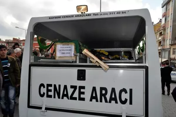Diyarbakır'da İntihar Eden Polis Memuru Manisa'da Defnedildi Diyarbakır'da İntihar Eden Polis Memuru Manisa'da Defnedildi