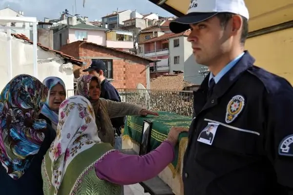 Diyarbakır'da İntihar Eden Polis Memuru Manisa'da Defnedildi Diyarbakır'da İntihar Eden Polis Memuru Manisa'da Defnedildi
