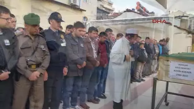Manisa İntihar Eden Polis Memuru Manisa'da Defnedildi Manisa İntihar Eden Polis Memuru Manisa'da Defnedildi