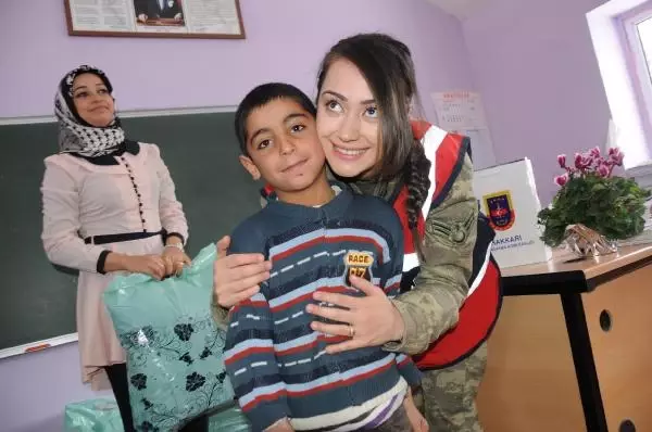 Jandarmadan Öğrencilere Giyecek, Öğretmenlere Çiçek Jandarmadan Öğrencilere Giyecek, Öğretmenlere Çiçek