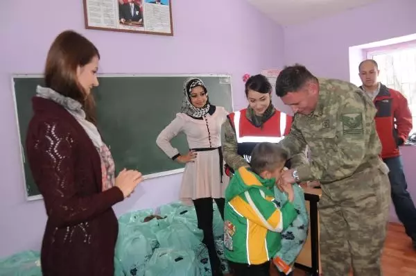 Jandarmadan Öğrencilere Giyecek, Öğretmenlere Çiçek Jandarmadan Öğrencilere Giyecek, Öğretmenlere Çiçek
