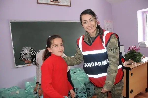 Jandarmadan Öğrencilere Giyecek, Öğretmenlere Çiçek Jandarmadan Öğrencilere Giyecek, Öğretmenlere Çiçek
