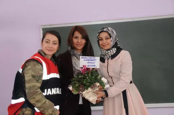 Jandarmadan Öğrencilere Giyecek, Öğretmenlere Çiçek Jandarmadan Öğrencilere Giyecek, Öğretmenlere Çiçek