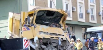 İzmir'de Kamyon Apartmana Girdi, Şoför Öldü