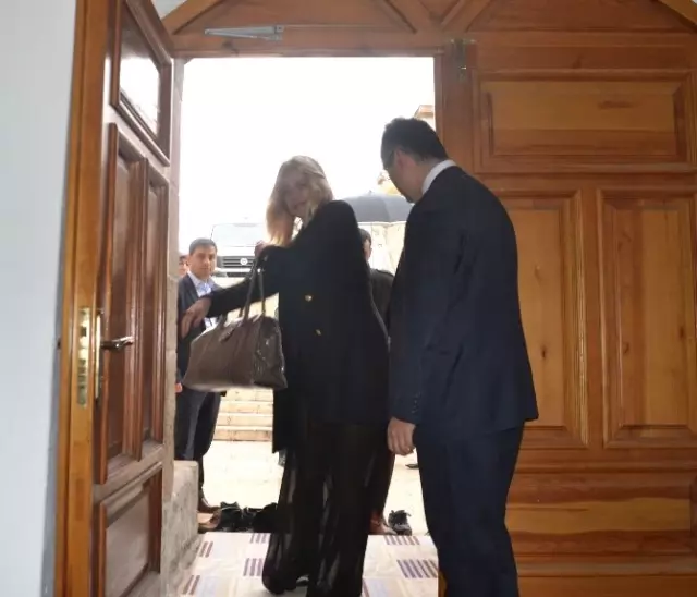 Kinski, Ulu Cami'yi Ziyaret Etti Kinski, Ulu Cami'yi Ziyaret Etti