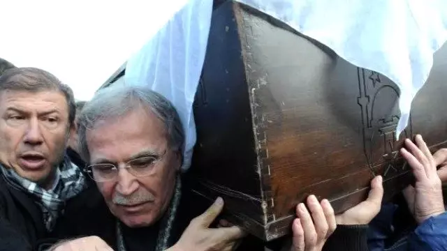 Mehmet Ali Şahin, Eşinin Cenazesinde Ağladı (Saniye Şahin Kimdir ?) Mehmet Ali Şahin, Eşinin Cenazesinde Ağladı (Saniye Şahin Kimdir ?)