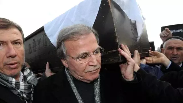 Mehmet Ali Şahin, Eşinin Cenazesinde Ağladı (Saniye Şahin Kimdir ?) Mehmet Ali Şahin, Eşinin Cenazesinde Ağladı (Saniye Şahin Kimdir ?)