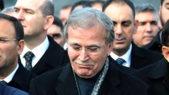 Mehmet Ali Şahin, Eşinin Cenazesinde Ağladı (Saniye Şahin Kimdir ?) Mehmet Ali Şahin, Eşinin Cenazesinde Ağladı (Saniye Şahin Kimdir ?)