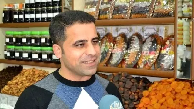 Kinski'nin Kayısıya İlgisi Esnafın Yüzünü Güldürdü Kinski'nin Kayısıya İlgisi Esnafın Yüzünü Güldürdü