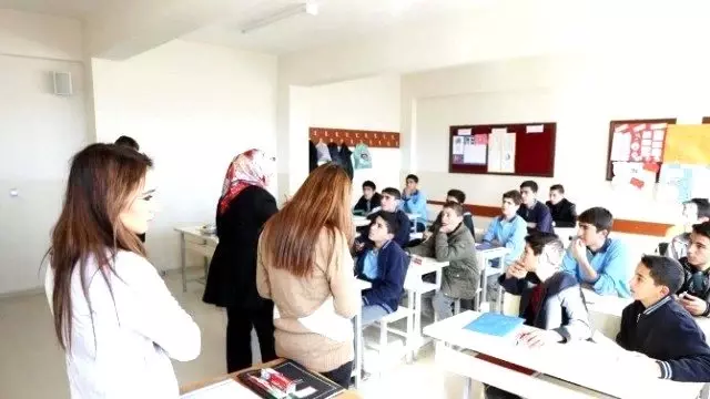Gürpınar Belediyesi Diş Fırçası ve Macun Dağıttı Gürpınar Belediyesi Diş Fırçası ve Macun Dağıttı