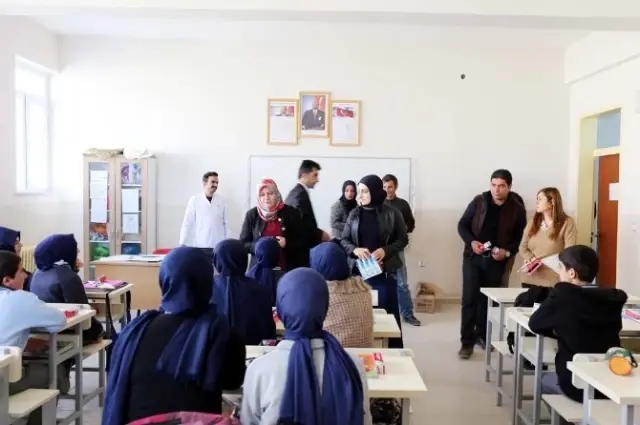 Gürpınar Belediyesi Diş Fırçası ve Macun Dağıttı Gürpınar Belediyesi Diş Fırçası ve Macun Dağıttı