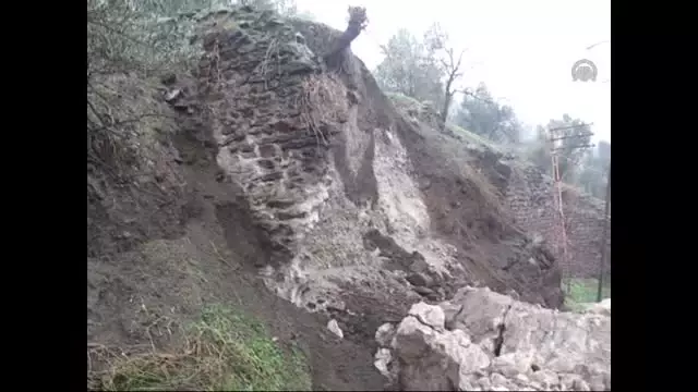 Tarihi Kaleden Düşen Taşlar Korkuttu Tarihi Kaleden Düşen Taşlar Korkuttu