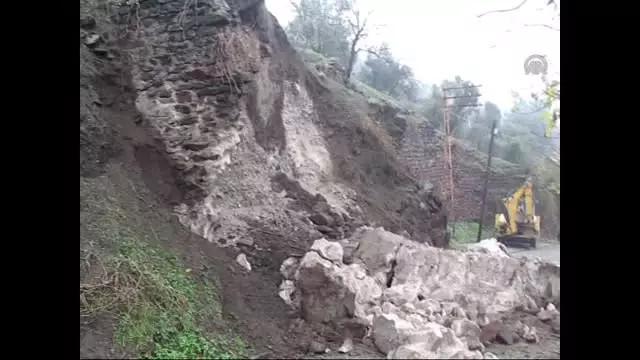 Tarihi Kaleden Düşen Taşlar Korkuttu Tarihi Kaleden Düşen Taşlar Korkuttu