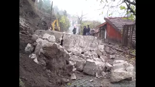 Tarihi Kaleden Düşen Taşlar Korkuttu Tarihi Kaleden Düşen Taşlar Korkuttu