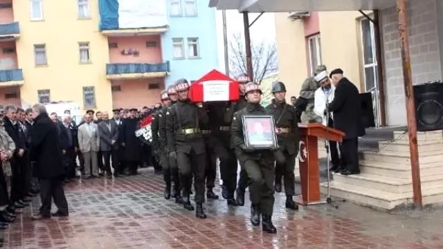 Öldürülen Korucu Toprağa Verildi