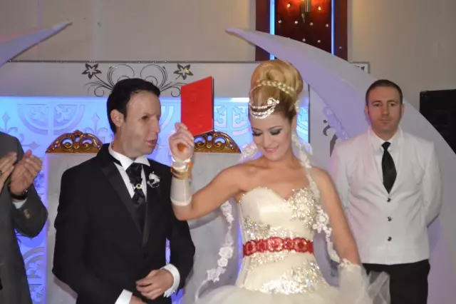 Yeni Yüzüyle Dünya Evine Girdi