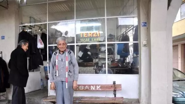 65 Yıllık Ütüsü ve Dikiş Makinesiyle Teknolojiye Direniyor
