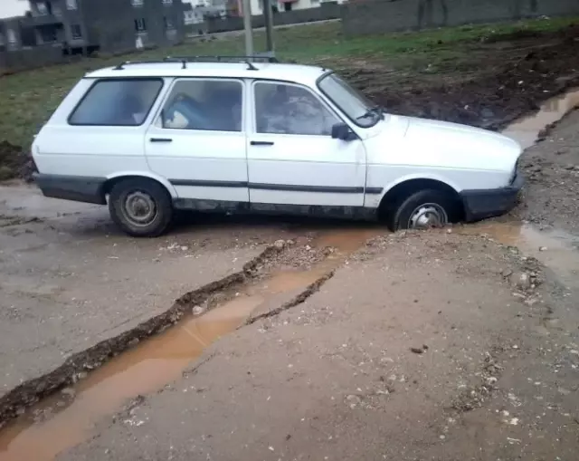 Kahta'da Yol Çökünce Bir Araç Yolda Kaldı Kahta'da Yol Çökünce Bir Araç Yolda Kaldı