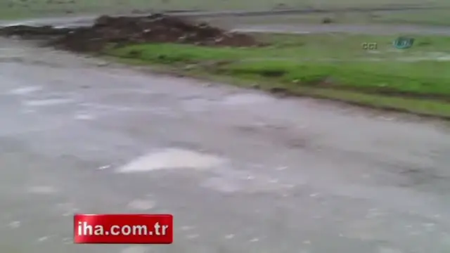 Yol Çökünce Bir Araç Yolda Kaldı Yol Çökünce Bir Araç Yolda Kaldı