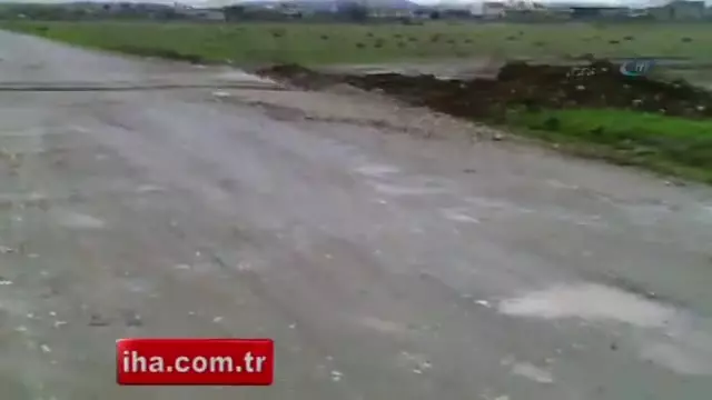 Yol Çökünce Bir Araç Yolda Kaldı Yol Çökünce Bir Araç Yolda Kaldı