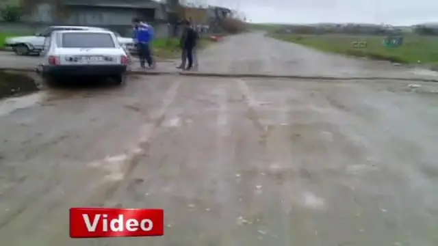 Yol Çökünce Bir Araç Yolda Kaldı Yol Çökünce Bir Araç Yolda Kaldı