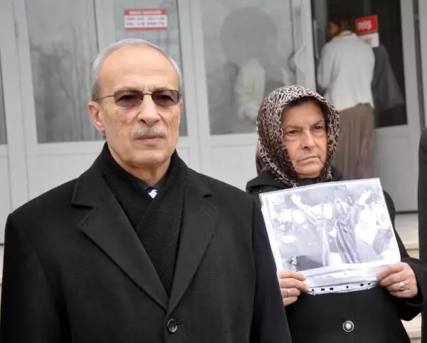 Erdoğan'a Kına Gönderen Şehit Babası Hakim Karşısında Erdoğan'a Kına Gönderen Şehit Babası Hakim Karşısında