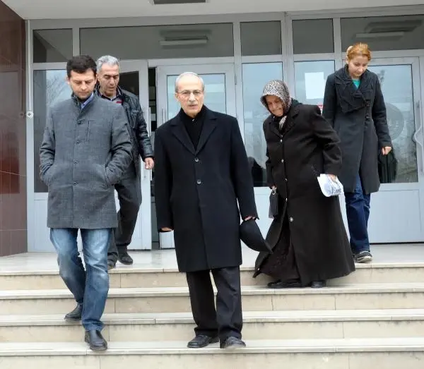 Erdoğan'a Kına Gönderen Şehit Babası Hakim Karşısında Erdoğan'a Kına Gönderen Şehit Babası Hakim Karşısında