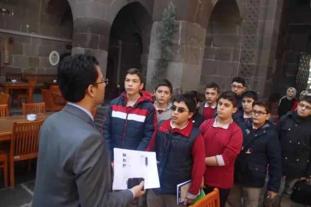 Osmanlı Dönemindeki Medreseler' Konulu Ders Tarihi Hunat Medresesinde İşlendi Osmanlı Dönemindeki Medreseler' Konulu Ders Tarihi Hunat Medresesinde İşlendi