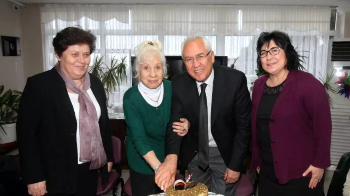 Baskan Selvitopu Yeni Yila Huzurevi Sakinleriyle Girdi Izmir