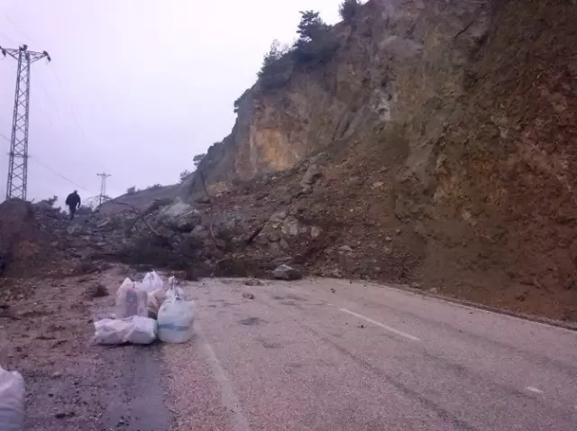 Kargı'da Heyelan: 6 Köyle Ulaşım Kesildi Kargı'da Heyelan: 6 Köyle Ulaşım Kesildi