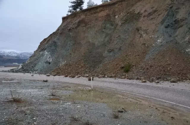 Kargı'da Heyelan: 6 Köyle Ulaşım Kesildi Kargı'da Heyelan: 6 Köyle Ulaşım Kesildi