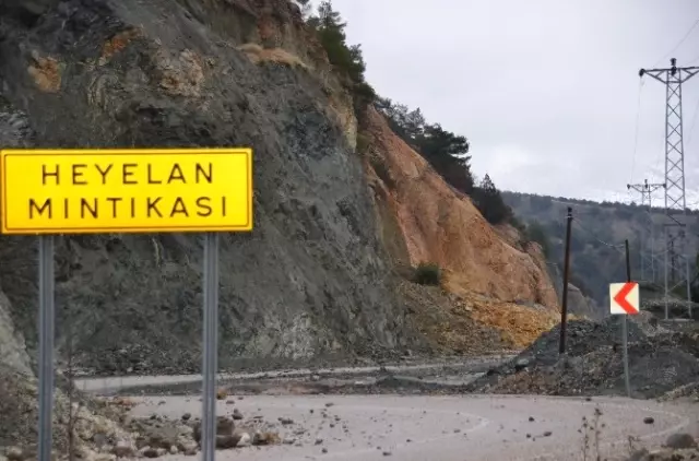Kargı'da Heyelan: 6 Köyle Ulaşım Kesildi Kargı'da Heyelan: 6 Köyle Ulaşım Kesildi