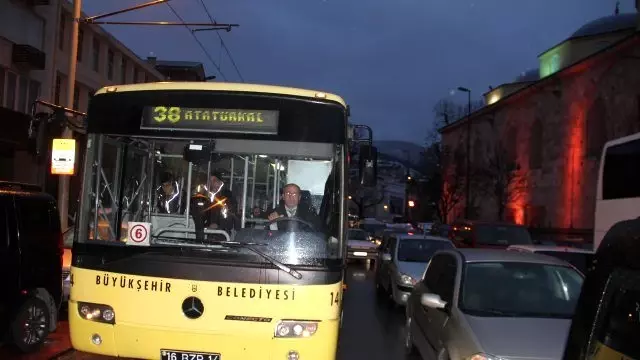 Yeni Yilin Ilk Sabah Namazini Ulu Camii Nde Kilmak Isteyenler Trafigi Kilitledi Haber