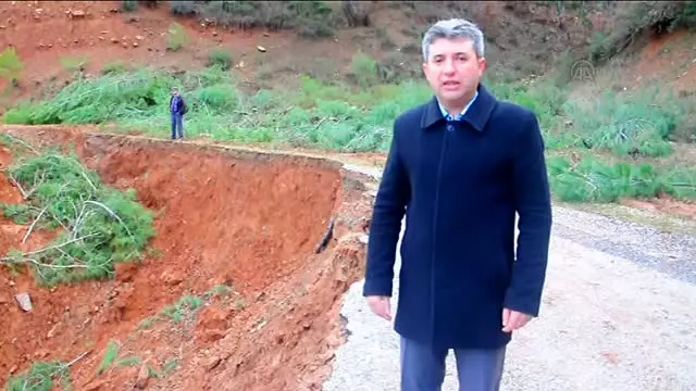 Heyelan Nedeniyle Yol Ulaşıma Kapandı