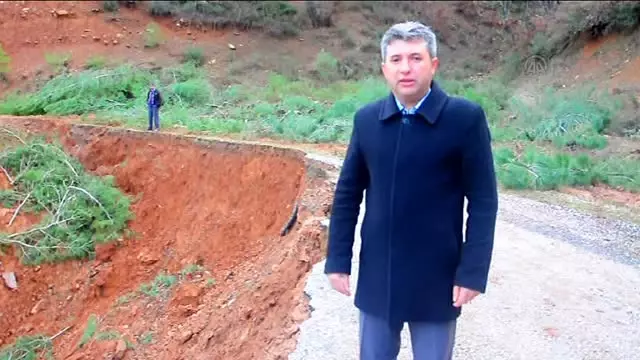 Heyelan Nedeniyle Yol Ulaşıma Kapandı