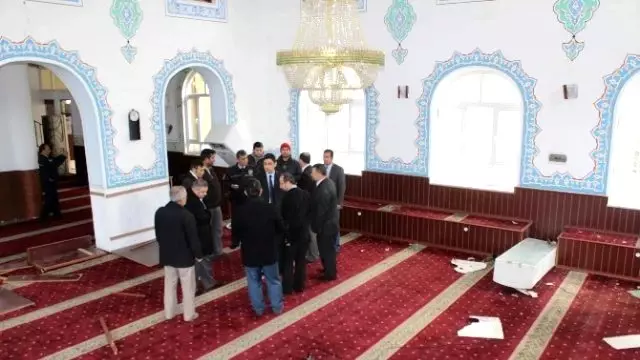 Yavuzeli'nde Camiye Saldırı Yavuzeli'nde Camiye Saldırı