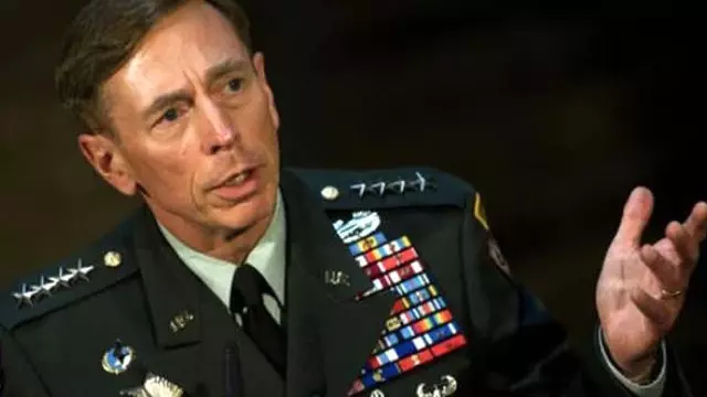 Çuvalcı General Patraeus Sırları Sevgilisine Söylemiş Çuvalcı General Patraeus Sırları Sevgilisine Söylemiş