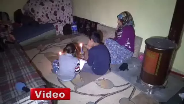 Mum Işığında Ders Çalışıp Ödev Yapıyorlar Haberler