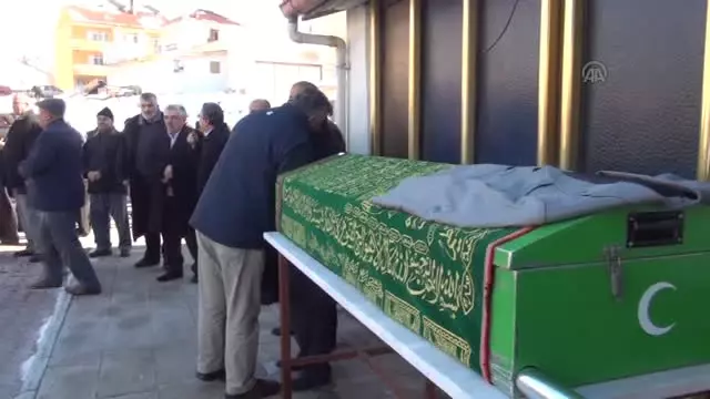 Sobadan Sızan Gazdan Zehirlenen Öğretmenin Cenazesi Defnedildi Sobadan Sızan Gazdan Zehirlenen Öğretmenin Cenazesi Defnedildi