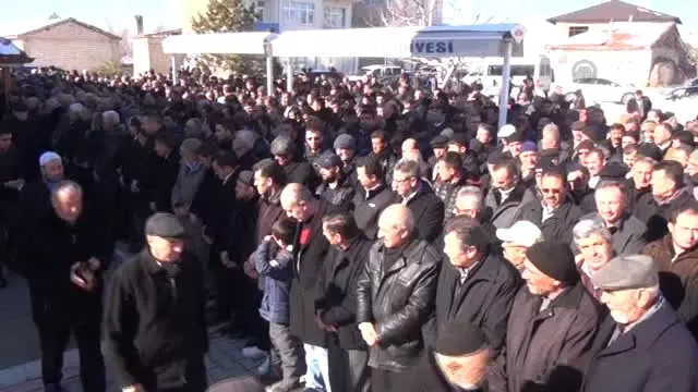 Sobadan Sızan Gazdan Zehirlenen Öğretmenin Cenazesi Defnedildi Sobadan Sızan Gazdan Zehirlenen Öğretmenin Cenazesi Defnedildi