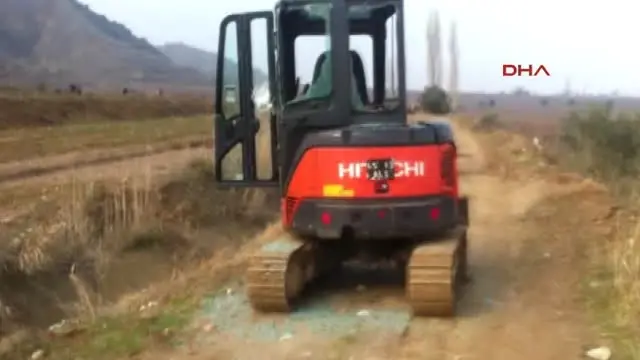 Manisa Alaşehir Manisa'da Sulama Kanalı Tartışmasında Mahalleli Belediye İşçilerine Saldırdı Manisa Alaşehir Manisa'da Sulama Kanalı Tartışmasında Mahalleli Belediye İşçilerine Saldırdı