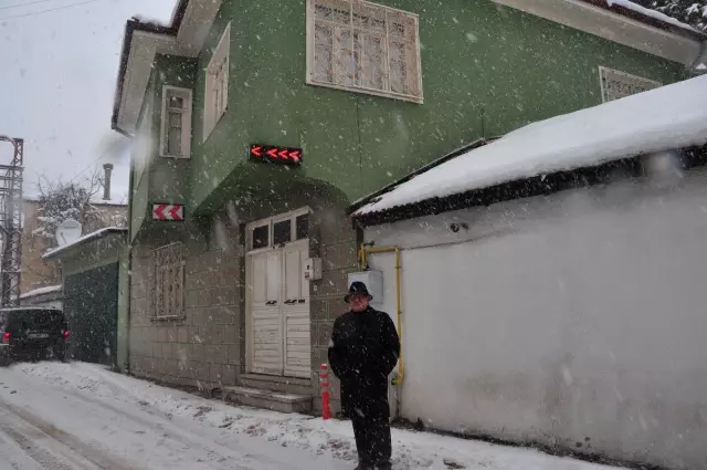 Baba Yadigarı Evini Korumak İçin Işıklı Uyarı Levhası Astı Haberler
