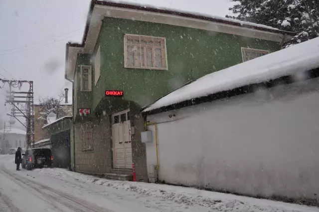 Baba Yadigarı Evini Korumak İçin Işıklı Uyarı Levhası Astı Haberler
