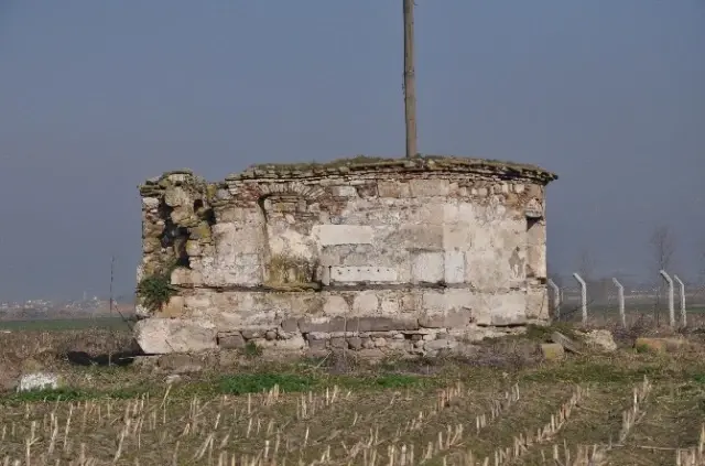 Fatih'in Akrabalarının Türbesi Talan Edilmiş Durumda Fatih'in Akrabalarının Türbesi Talan Edilmiş Durumda