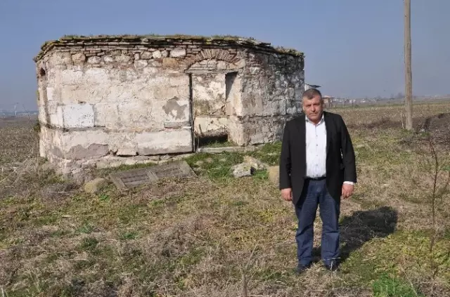 Fatih'in Akrabalarının Türbesi Talan Edilmiş Durumda Fatih'in Akrabalarının Türbesi Talan Edilmiş Durumda