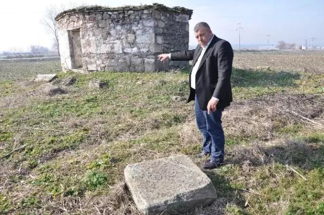 Fatih'in Akrabalarının Türbesi Talan Edilmiş Durumda Fatih'in Akrabalarının Türbesi Talan Edilmiş Durumda