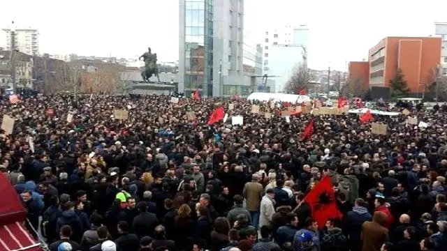 Kosova'da Bakanı Protesto Eden Grup Başbakanlık Binasına Saldırdı - Haber