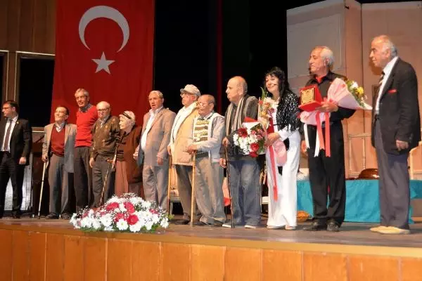 Mersin'de, Huzurevinde Kalan Şarkıcının Yaşamı Sahneye Taşındı Mersin'de, Huzurevinde Kalan Şarkıcının Yaşamı Sahneye Taşındı