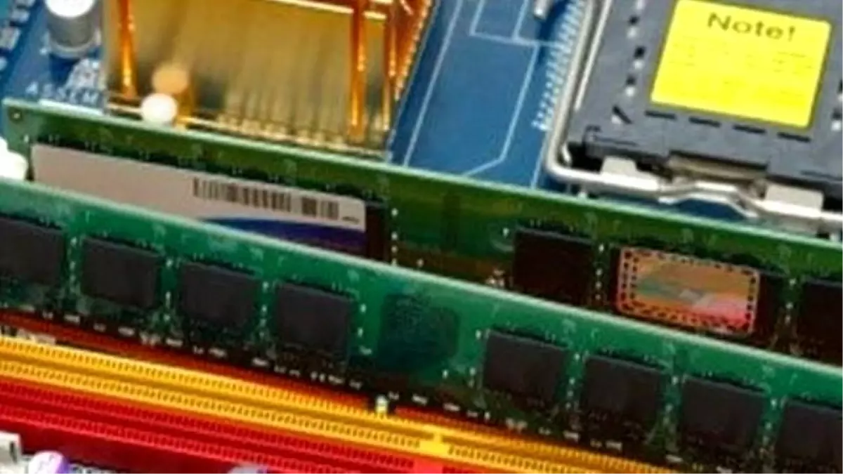 Операционная память компьютера. Слот памяти ddr3. Оперативная память в материнке. Оперативная память ddr4 в материнке. Слот ddr3 оперативка.